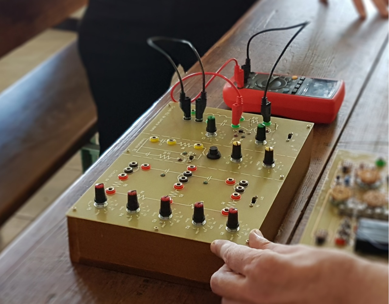 Esta plaqueta, de la cual se muestra sólo una unidad, fue diseñada en la Cátedra de Física II y construida en la Facultad. Permite que los alumnos verifiquen el comportamiento de diversos circuitos eléctricos